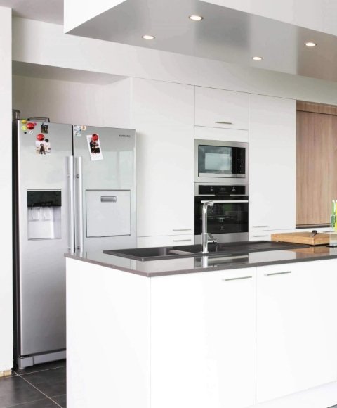 ruime witte keuken