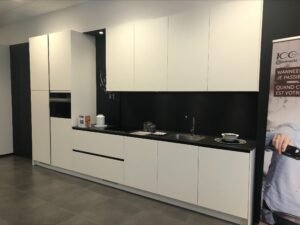 Strakke witte keuken