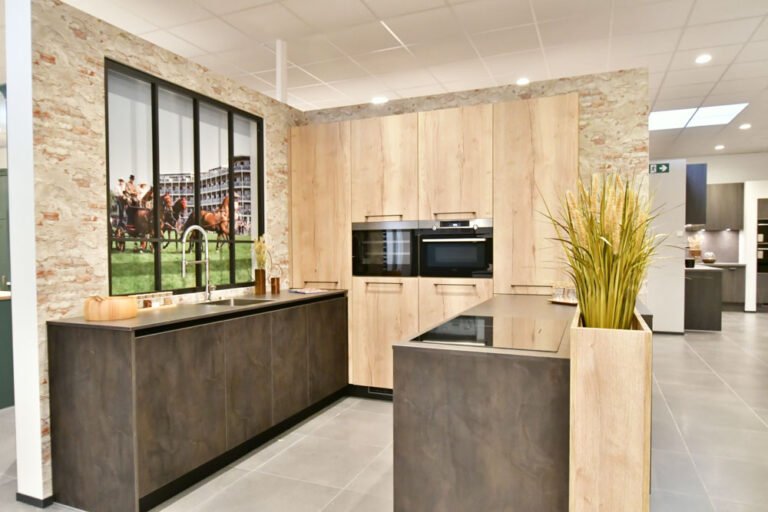Houten keuken met zwarte kasten