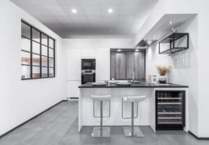 witte keuken met wijnkoeler