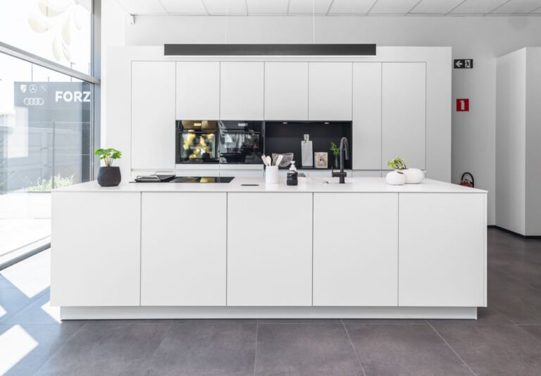 Hypermoderne witte keuken