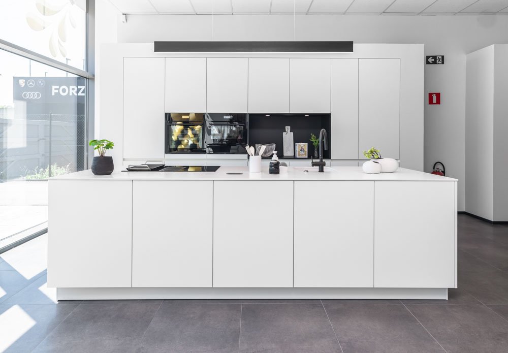 Hypermoderne witte keuken