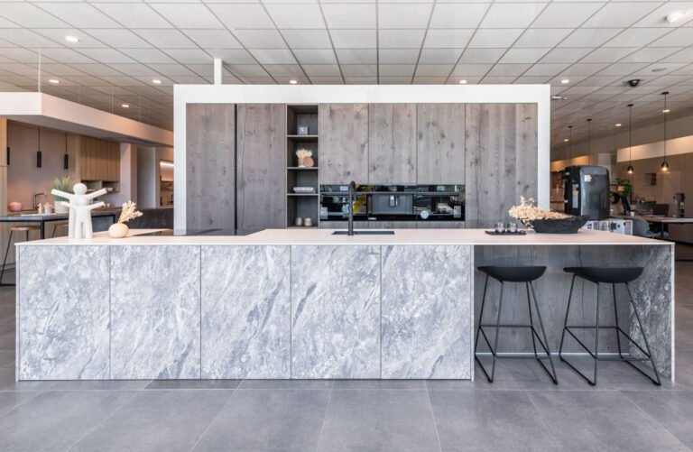 Design keuken met zwarte toestellen