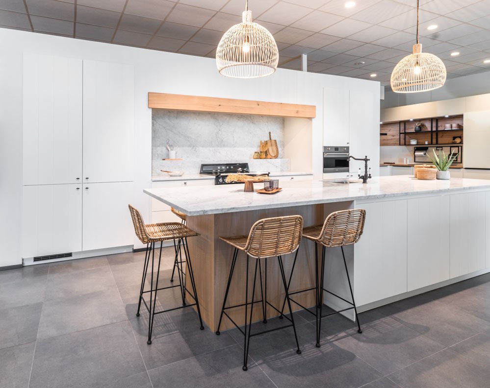 Witte keuken met houttoetsen