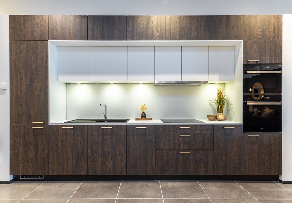 Keuken in hout met witte kasten