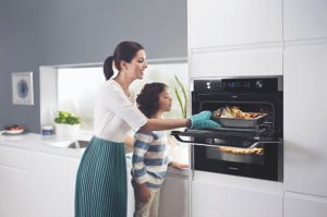 Gezin bij de oven