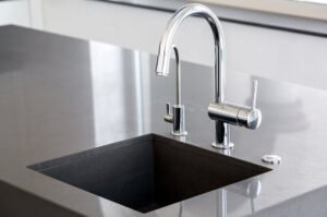 chroom kraan met zwarte spoelbak