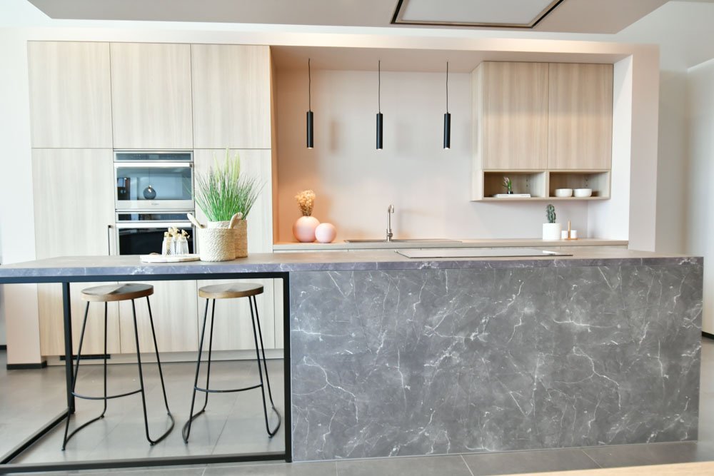 Houten keuken met eiland in natuursteen
