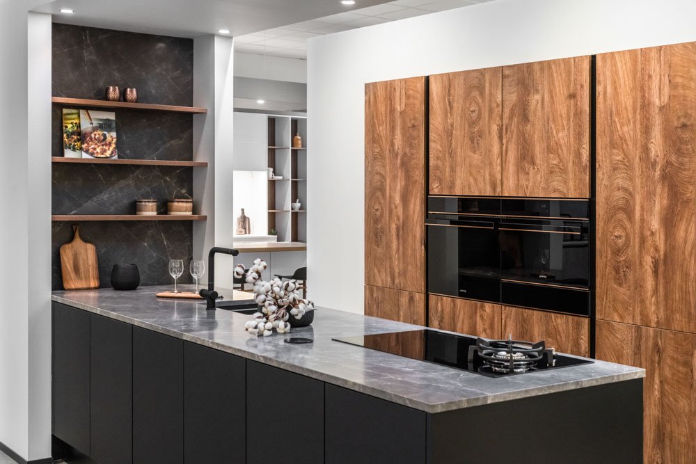 Houten keuken met zwart eiland