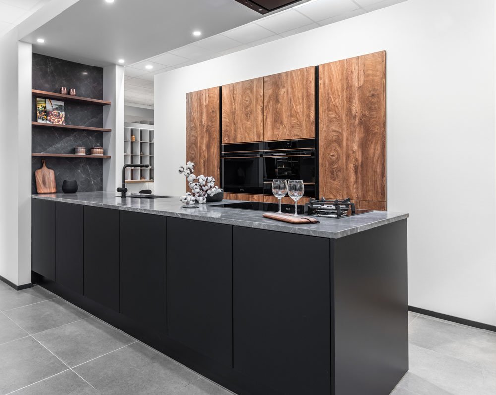 Houten keuken met zwart eiland