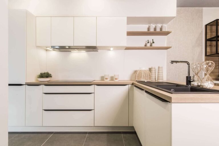 Witte keuken met grepen
