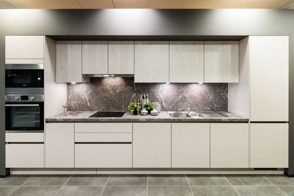 keuken met witte kasten