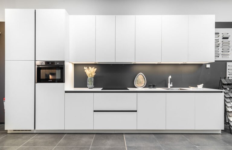 ruime witte keuken