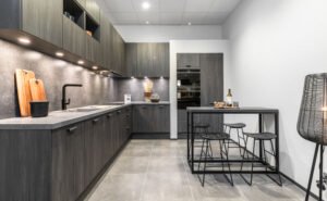 houten keuken met donkere tinten