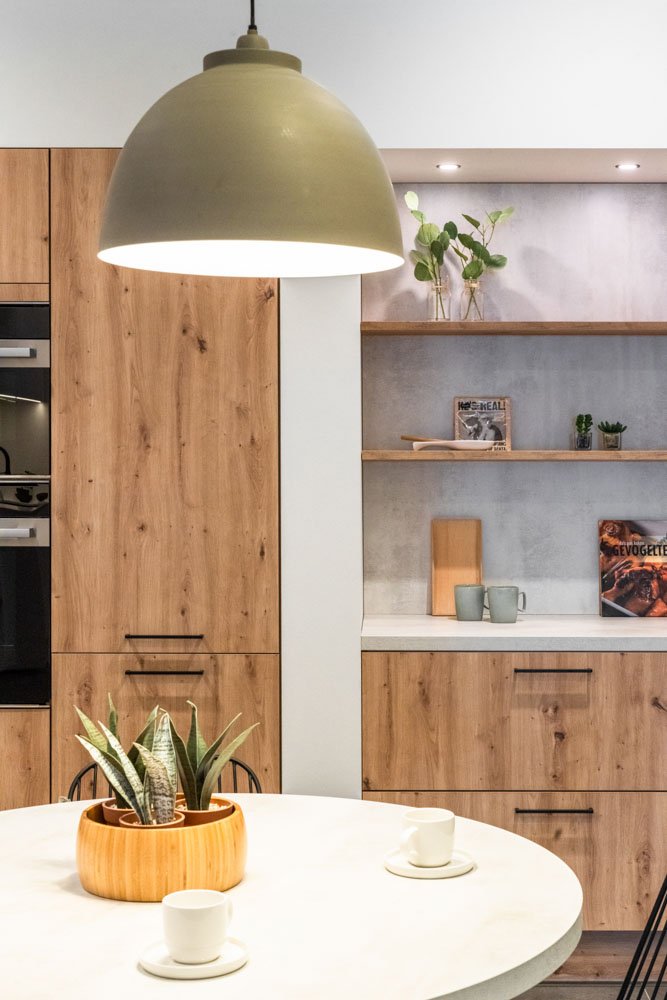 houte keuken met witte accenten