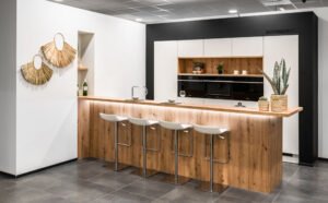 houten keuken met witte afwerking