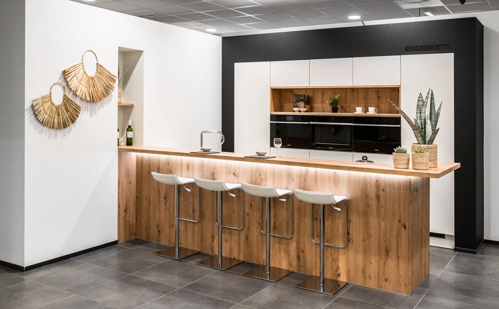 houten keuken met witte afwerking