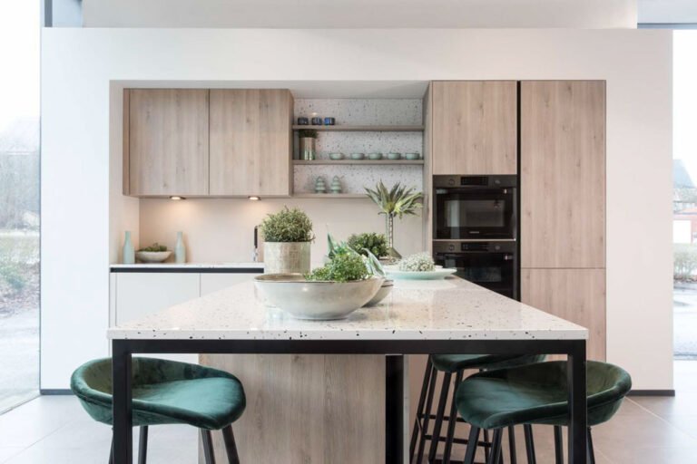 halfopen keuken met zitplaatsen