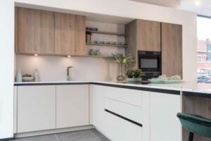 houten keuken met witte kastjes