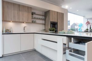 Witte keuken met houten accenten
