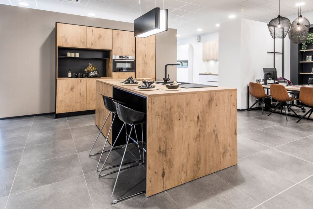 houten keuken met zitplaatsen