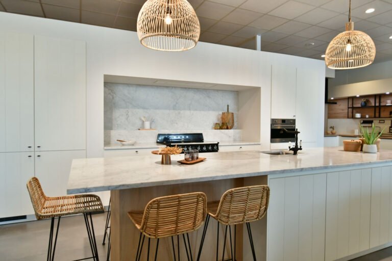 ruime witte keuken met grote kasten