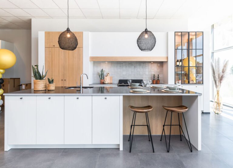 witte keuken met zitplaatsen aan eiland