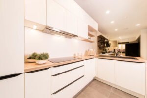 Halfopen witte keuken