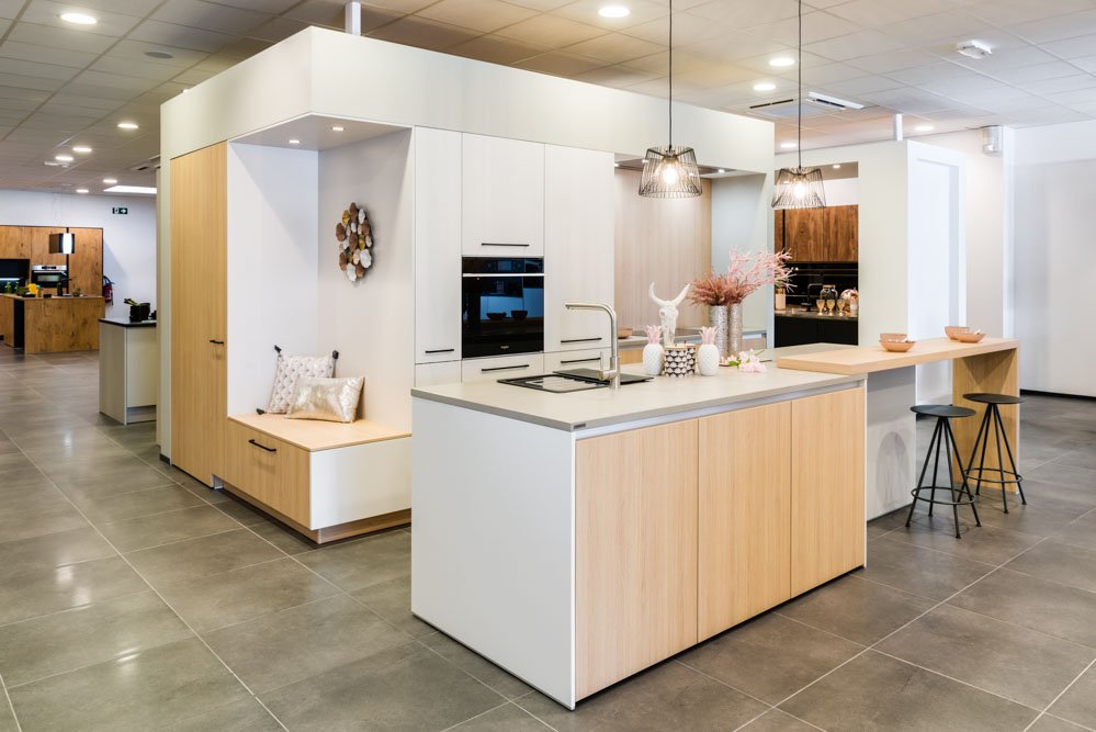 witte keuken met houten eiland