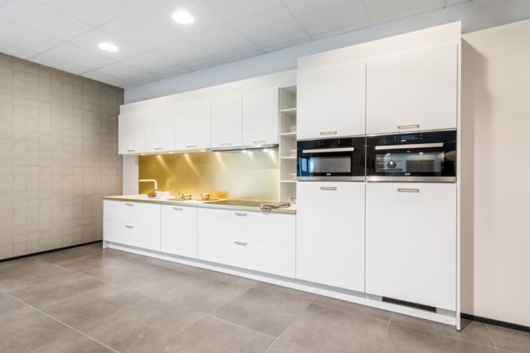 Witte open keuken met ingebouwde toestellen