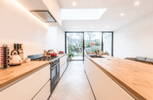 witte open keuken met kookeiland