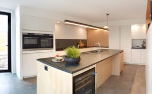 Zacht en rustgevende keuken met keukeneiland