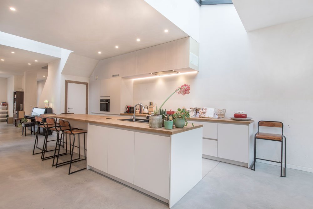 Open en rustgevende witte keuken.