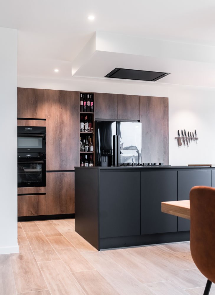 zwart keukeneiland in houten keuken