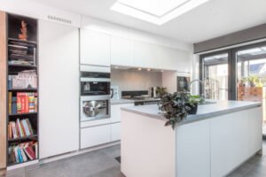 Strakke witte keuken
