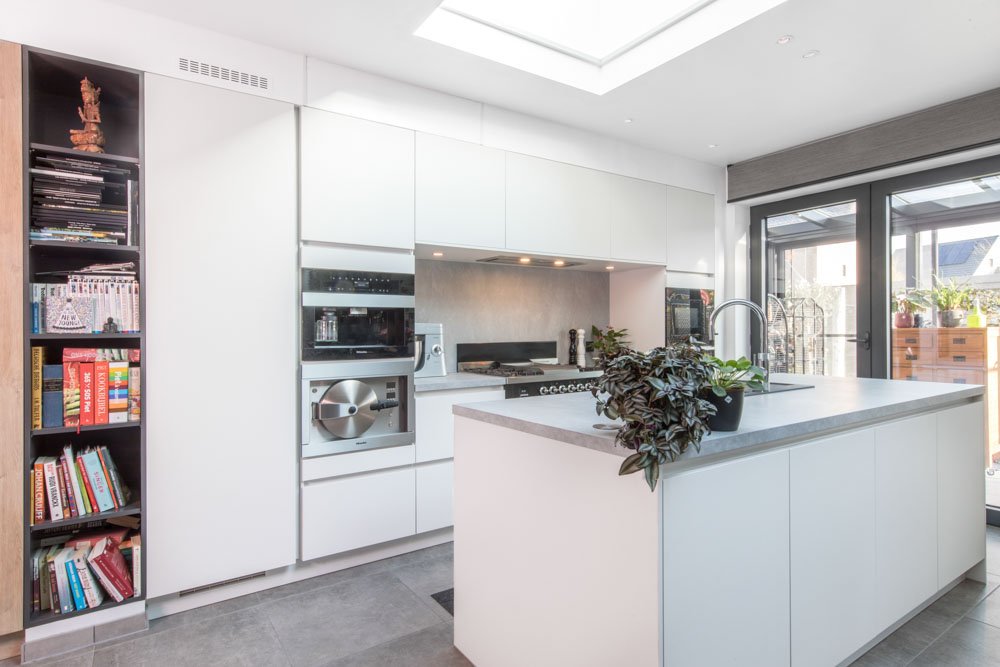 Strakke witte keuken
