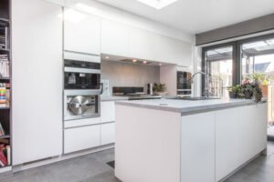 witte keuken in moderne stijl