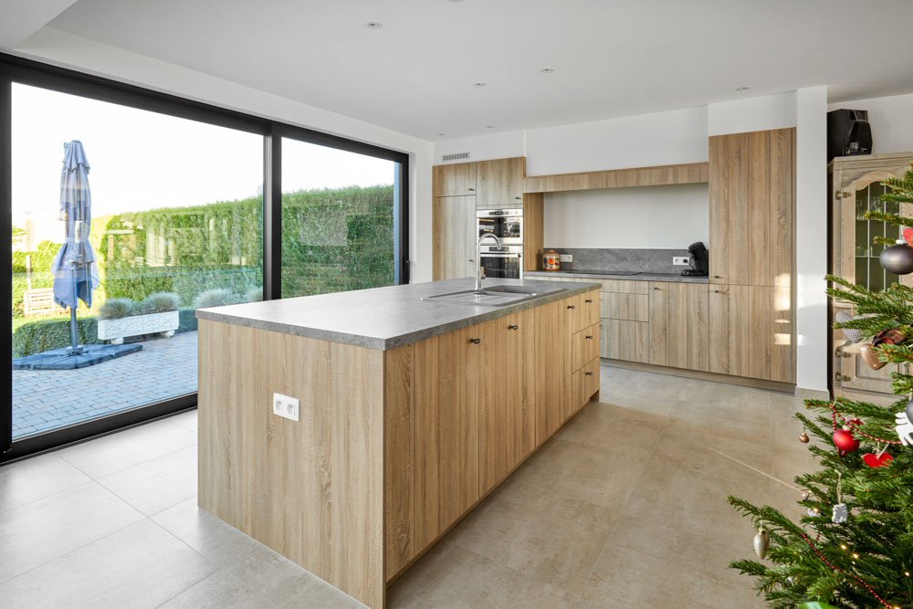 houten keuken met keukeneiland
