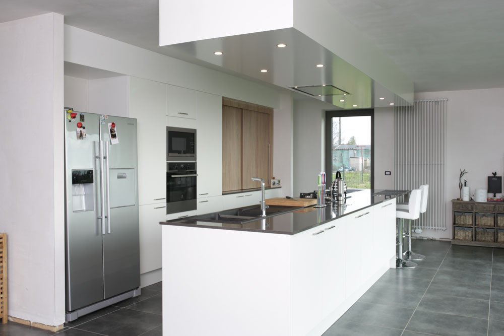 witte open keuken met eiland