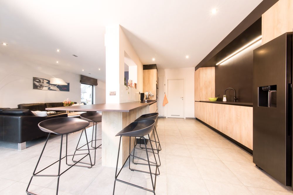 zwarte houten keuken