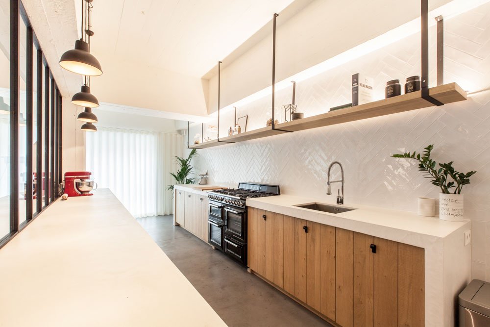 witte keuken in industriële stijl