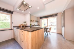 halfopen keuken met schiereiland