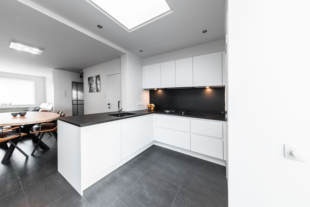 witte keuken met zwarte accentent