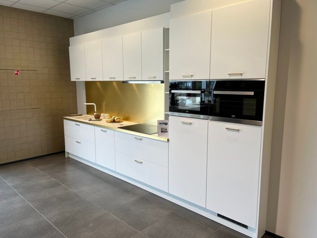Witte, wandkeuken met gouden accenten