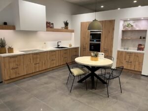Houten open keuken /toonzaalkeuken met wit werkblad