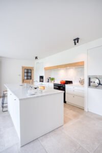 Witte keuken met eiland